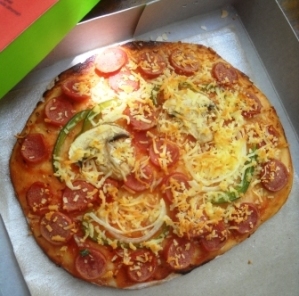 voilaaa, it's done... this is it pizza enak ala kikiw... lalala yeyeye